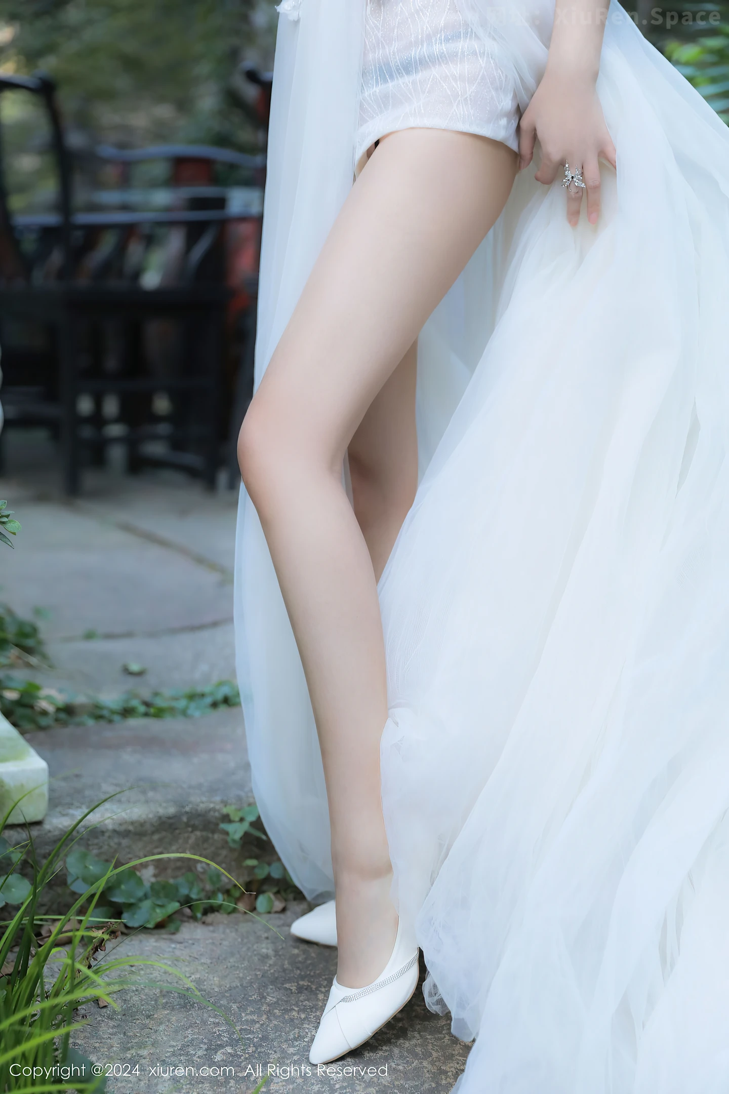 图片[4]-[XiuRen秀人网] VOL.9552 模特小蛮妖Yummy性感白纱连衣裙配白丝袜秀完美身材诱惑写真75P-秀人网官方网站